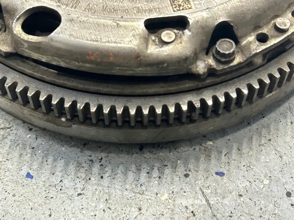 VW GOLF VII 1.6 TDI Kaksoismassakytkinpaketti image 4