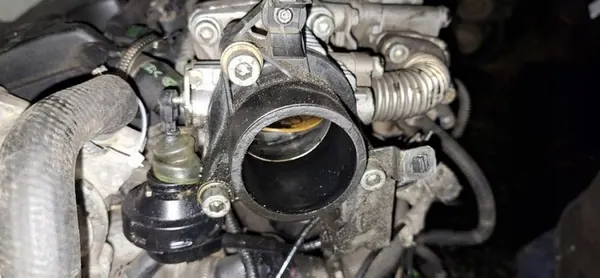 Fiat Stilo Drosselklappe 2002 1.9L 46817373 image 3