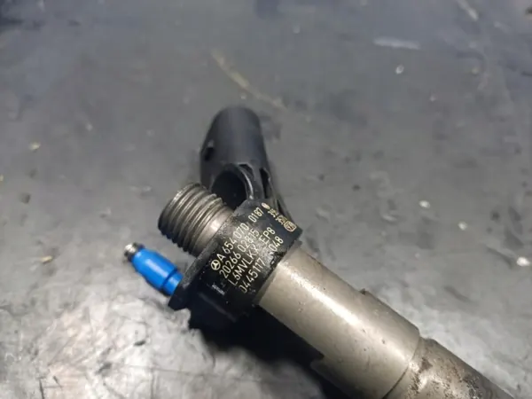 Injecteur Mercedes W177 W213 2.0D CDI OEM Wrakowisko-28425- image 3