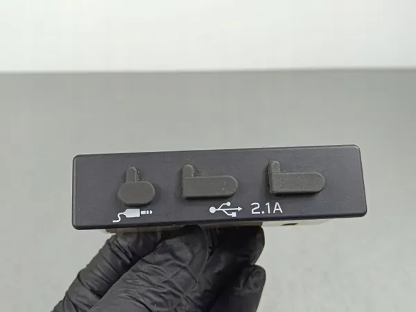 Toyota GR 86 USB-Steckdose OEM 86257CC001 image 2