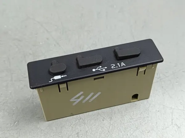 Toyota GR 86 USB-Steckdose OEM 86257CC001 image 4