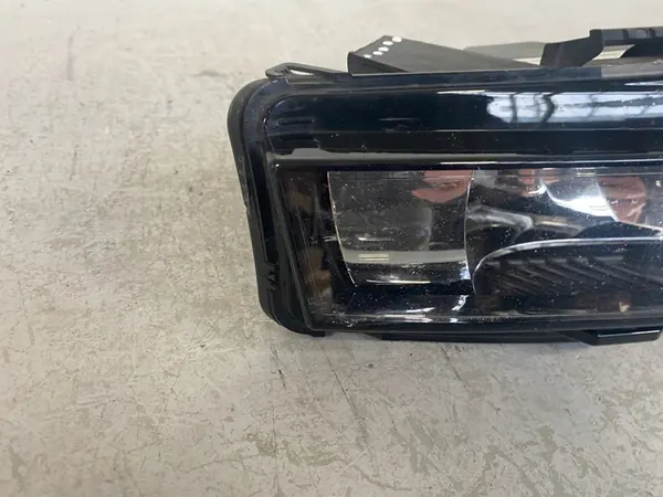 Farol Halógeno Esquerdo Skoda Octavia III image 2