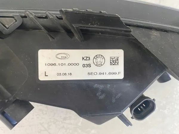 Farol Halógeno Esquerdo Skoda Octavia III image 8