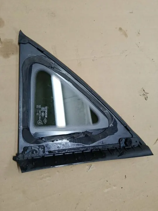 Vitre triangulaire arrière gauche OEM 833076629R Renault image 3