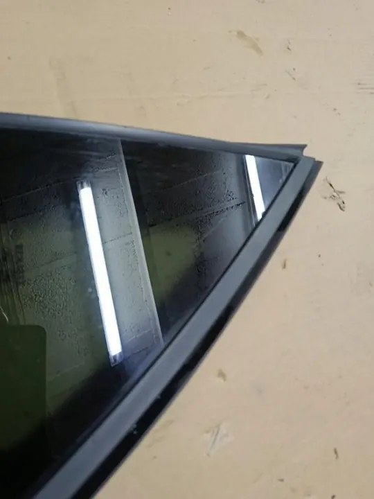 Vitre triangulaire arrière gauche OEM 833076629R Renault image 6