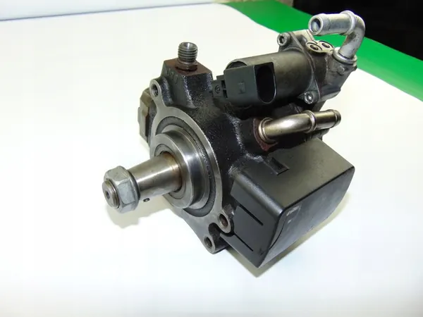 Brandstofpomp 03L130755AL Siemens Audi Seat Skoda VW 1.6 TDI image 4