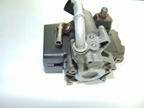 Brandstofpomp 03L130755AL Siemens Audi Seat Skoda VW 1.6 TDI image 5