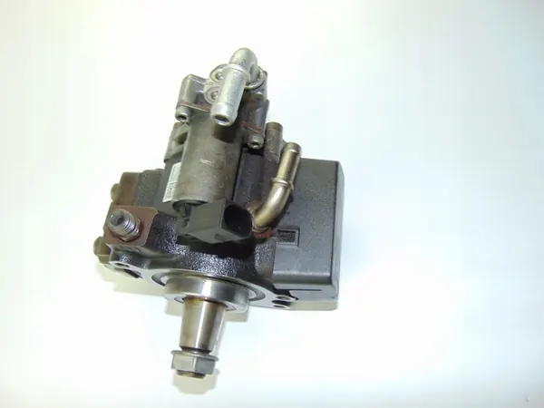 Brandstofpomp 03L130755AL Siemens Audi Seat Skoda VW 1.6 TDI image 6