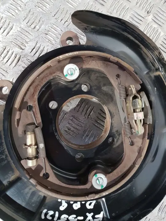 Infiniti FX Handbromsskor OEM 44000WL002 image 4