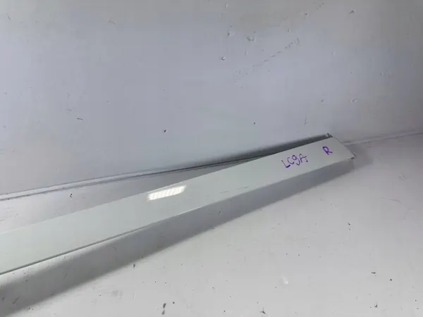OEM 7N0843796 Cubierta Carril Puerta Corredera - Usado image 3