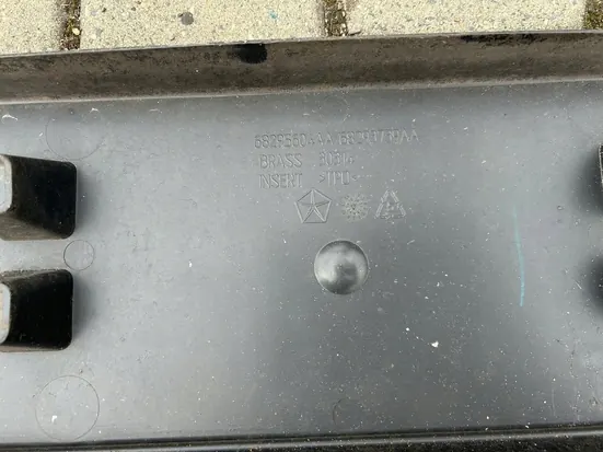 Bouchon de plaque Jeep Wrangler JL OEM 68295604AA image 3