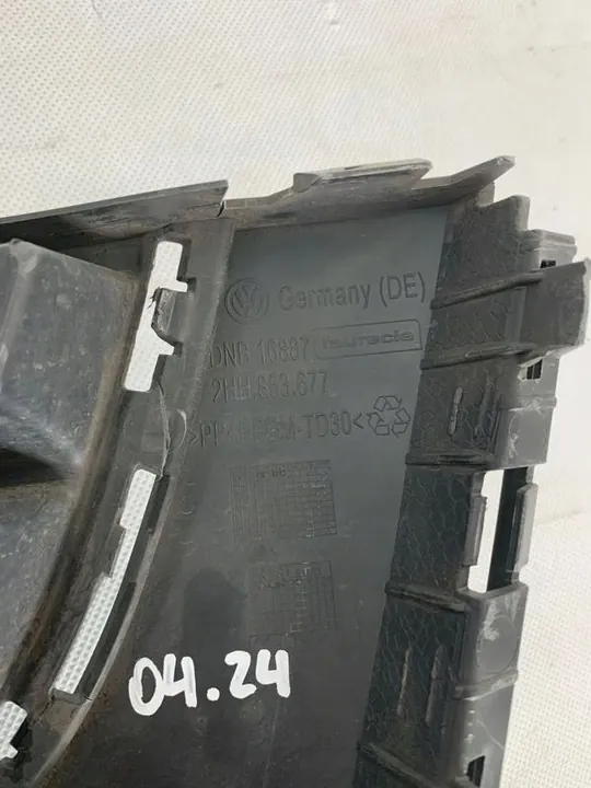 Volkswagen Amarok Grille 2010-2014 OEM 2HH853677 image 3