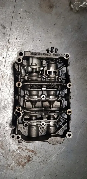 Oljepump AUDI A4 B7 2.0 TDI 03G103535B image 2