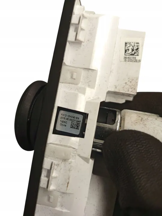 Enchufe USB Land Rover OEM FK7219C166HB - Usado image 5
