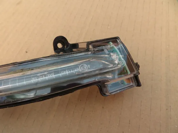 Clignotant gauche Renault Megane IV OEM 30087923 image 4