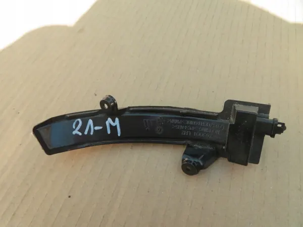 Clignotant gauche Renault Megane IV OEM 30087923 image 6