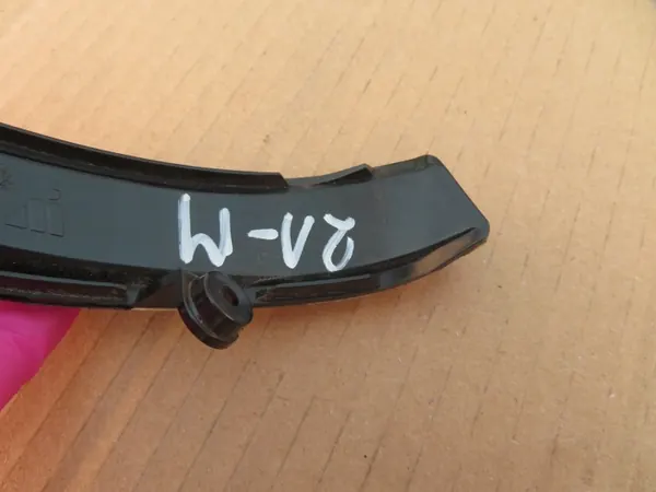 Clignotant gauche Renault Megane IV OEM 30087923 image 9