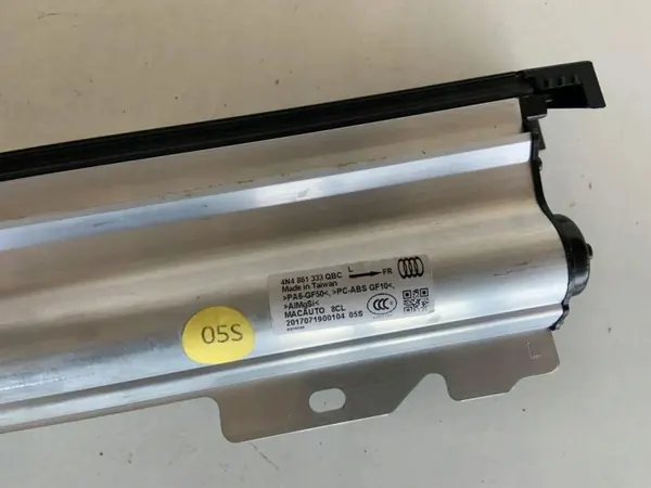 Estore de bagageira Audi A8 D2 OEM 4N4861333 image 3