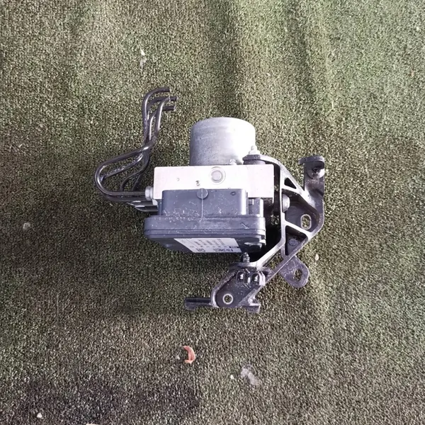 Tesla Model Y ABS-pomp OEM 1044745-10-B Gebruikt image 2