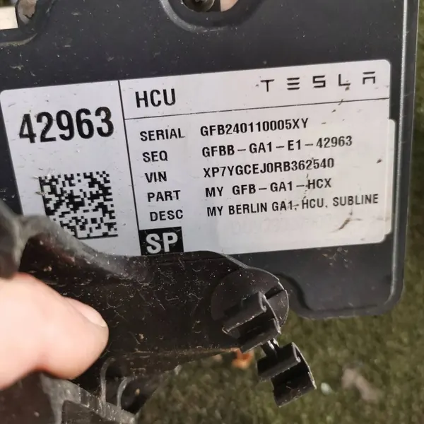 Tesla Model Y ABS-pomp OEM 1044745-10-B Gebruikt image 3