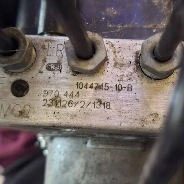 Tesla Model Y ABS-pomp OEM 1044745-10-B Gebruikt image 4