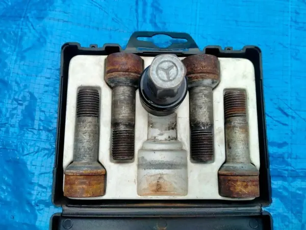Mercedes W221 S-klass säkerhetsskruvar OEM 310126171038 image 3