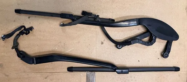 Mercedes-Benz W238 pyyhinvarsiojain OEM A2388204700 image 2