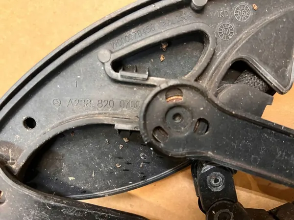 Mercedes-Benz W238 pyyhinvarsiojain OEM A2388204700 image 4