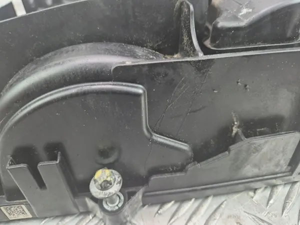 BMW Venttiilikansi OEM 15265812 N47D20C-moottorille image 6