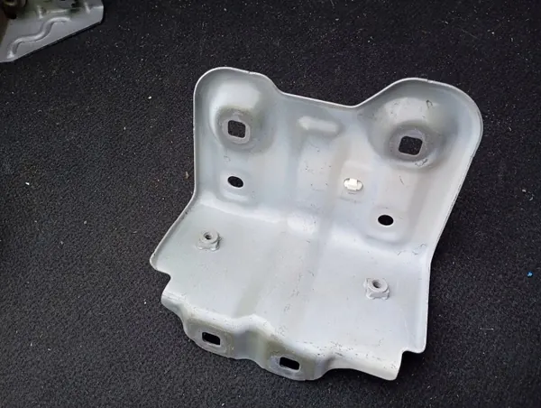 Fram höger stänkskärmsfäste OEM 663508999R Renault image 3