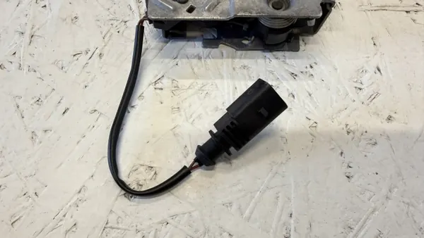 Skoda Karoq Motorhaubenverriegelung OEM 57B823509 - Gebraucht image 3