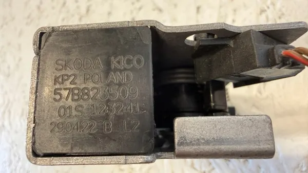 Skoda Karoq Motorhaubenverriegelung OEM 57B823509 - Gebraucht image 5