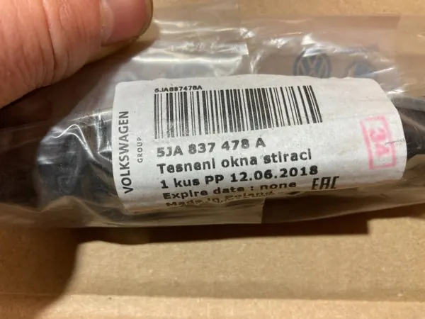 Skoda Rapid MK1 rechte Frontfensterdichtung OEM 5JA837478A image 8