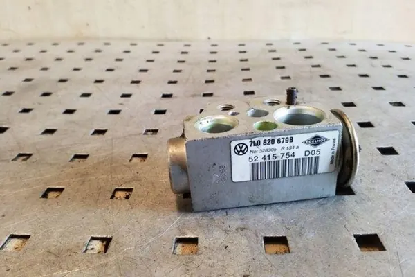 Ilmastointijäähdyttimen Venttiili VW TOUAREG 2.5L OEM 7L0820679B image 2