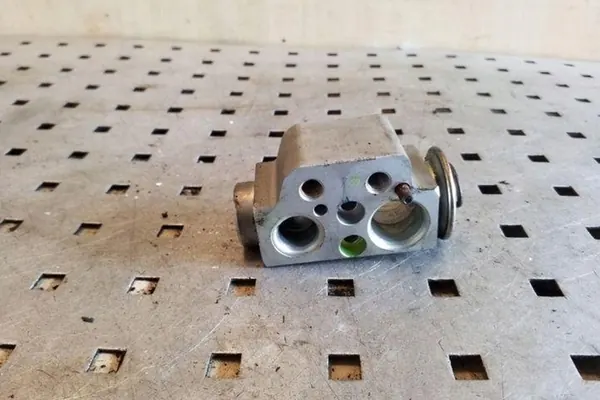 Ilmastointijäähdyttimen Venttiili VW TOUAREG 2.5L OEM 7L0820679B image 3