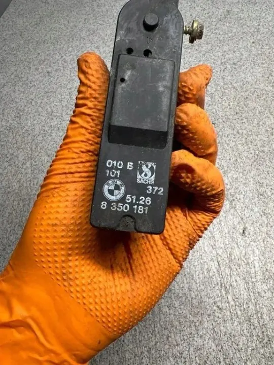 Takaluukun sulkemismekanismi OEM 8350181 BMW 7 E32 image 3