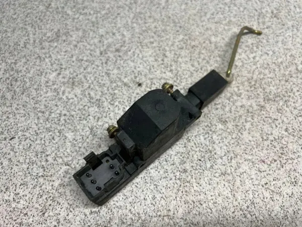 Takaluukun sulkemismekanismi OEM 8350181 BMW 7 E32 image 4
