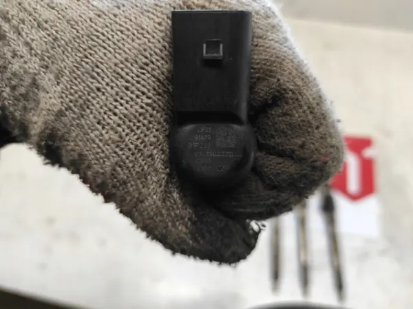 Inyector OEM 03L130277B para Skoda Fabia 1.6 TDI image 4