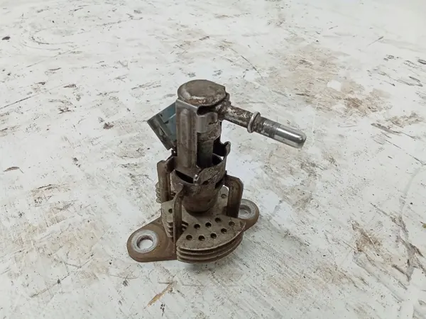 Inyector AdBlue Toyota OEM JUR230033 - Usado image 5