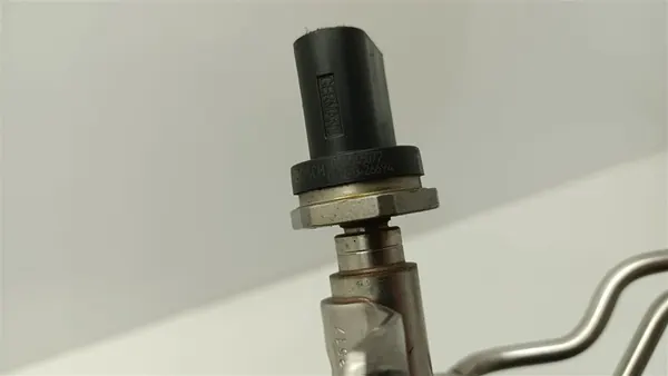 Brandstofrail Sensor BMW M2 M3 M4 F80 F87 S55B30 image 3