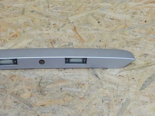 VW T5 achterklep strip OEM 7H0827329C met verlichting image 3