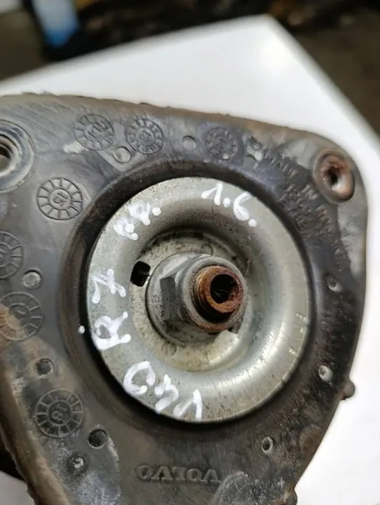 Volvo V40 II R-Design Fram höger stötdämpare OEM 31317928 image 4