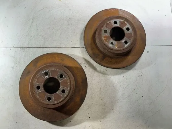 Conjunto de discos de travão traseiro Dodge Challenger 2017 OEM 68368071AA image 2