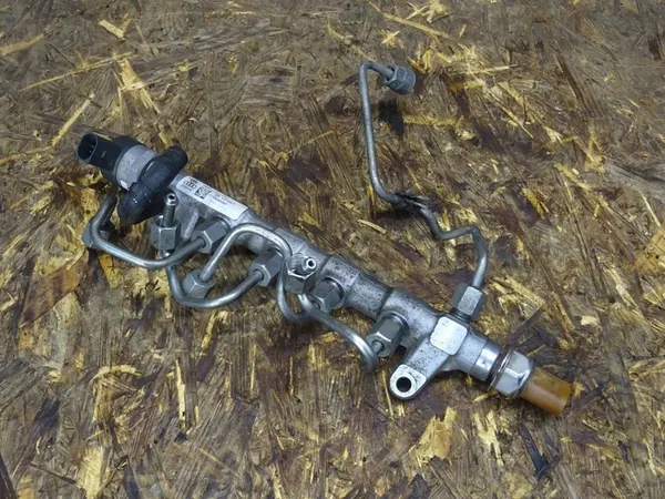 A3 8P GOLF VI 2.0 TDI Rampe de carburant 03L130089P image 2