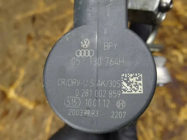 A3 8P GOLF VI 2.0 TDI Rampe de carburant 03L130089P image 5