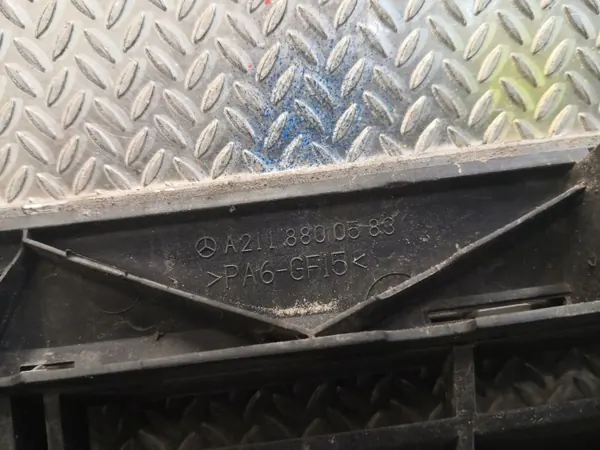 Mercedes-Benz E W211 Achterbumper ventilatierooster OEM 2118800583 image 4