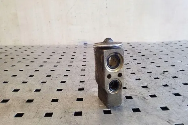 Ilmastointiradiatoriventtiili VW TRANSPORTER IV 2.4L OEM 653435B image 3