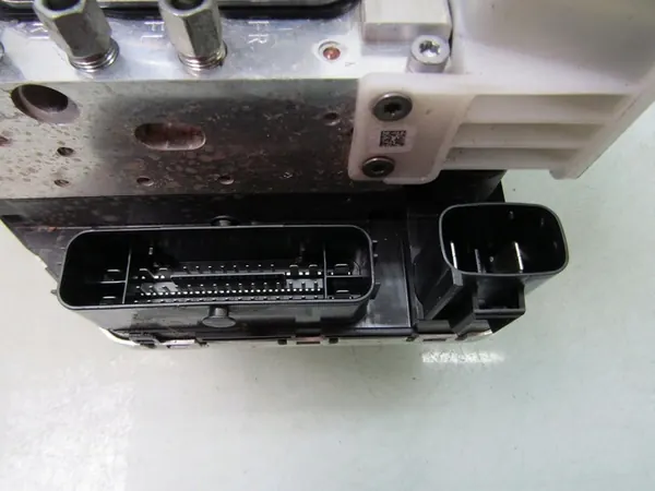 MAZDA CX-30 2.0 SKYACTIV-X ABS Pomp Controller image 5