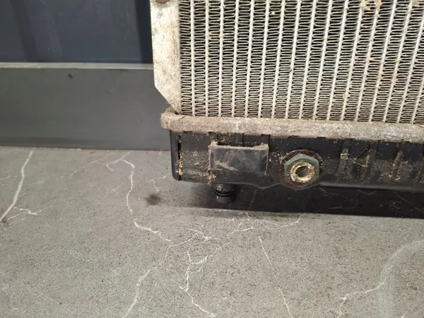 Radiateur Mercedes W123 2.3 Essence - Pièce OEM image 3