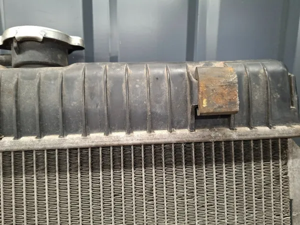 Radiateur Mercedes W123 2.3 Essence - Pièce OEM image 9